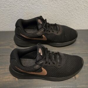 Nike Tanjun Black Bronze Womens Size 6 Athletic Sneakers 812655-005